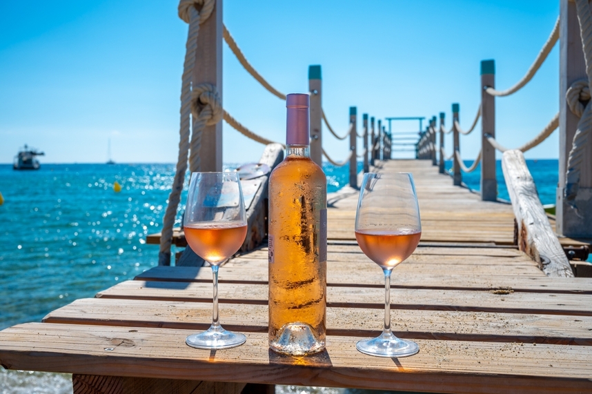Red white rosé and sparkling wines to drink on vacation Red white rosé and sparkling wines to drink on vacation